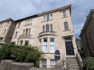 1 bedroom available in this 2 bed flat – Professionals only